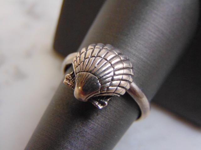 Womens Vintage Sterling Silver Seashell Fidget Ring: THIS IS A WOMENS STERLING SILVER SEASHELL FIDGET RING. THE RING WEIGHS 4.1g AND IS A SIZE 8.25. RING IS STAMPED .925 ON THE INSIDE OF THE BAND. ANY QUESTIONS PLEASE DONT HESITATE TO ASK. BE SURE TO CH