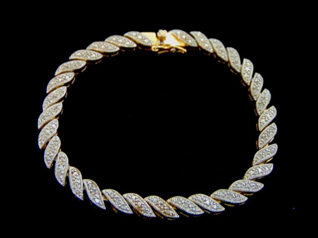 Womens Vintage Sterling Silver Gold Tone Tennis Bracele: A WOMENS VINTAGE ESTATE STERLING SILVER TENNIS BRACELET WITH A GOLD TONE. THE BRACELET IS 7 1/4 " LONG BY 3/16" WIDE, AND WEIGHS 13.6g. THIS WOULD MAKE A LOVELY GIFT. ANY OTHER QUESTIONS PLEASE ASK. B