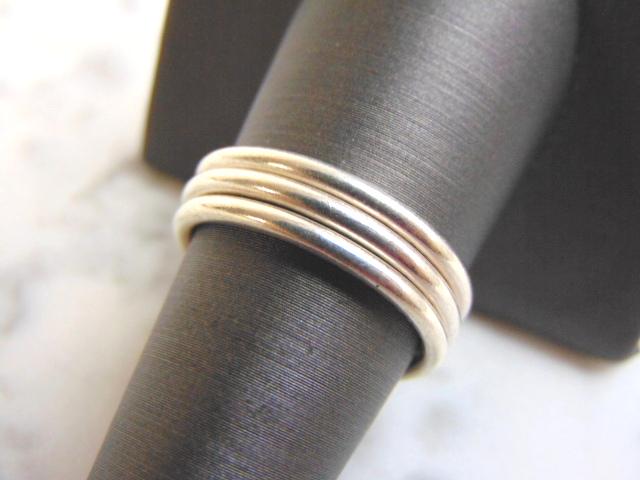 Womens Vintage Sterling Silver Modernist Spring Ring: A LOVELY WOMENS VINTAGE ESTATE .925 STERLING SILVER MODERNIST SPRING RING. RING WEIGHS 3.2g AND IS A SIZE 8.5. THE RING DOES EXPAND SOME. REMINDS ME OF A BED SPRING OF SORTS. RING IS NOT MARKED BUT IT