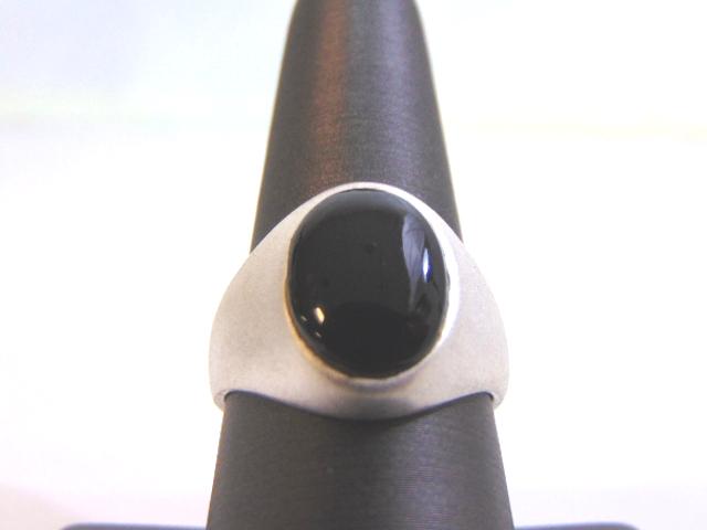 Vintage Estate Sterling Silver Marcasite Ring: FOR SALE IS A VINTAGE ESTATE .925 STERLING SILVER RING WITH WHAT APPEARS TO BE A MARCASITE OR ONYX STONE. THE RING SIZE IS A 9.0, AND WEIGHS 8.1g. THIS WOULD MAKE A NICE GIFT FOR THAT SOMEONE SPECIAL.