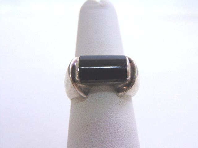 Womens Vintage Sterling Silver Ring w/ Marcasite: FOR SALE IS THIS ATTRACTIVE STERLING SILVER RING WITH WHAT APPEARS TO BE MARCASITE OR ONYX. THE STONE MEASURES 5/8" LONG BY 1/4" WIDE. THE SIZE OF THE RING IS A 6 AND WEIGHS 6.5g. ANY QUESTIONS, PLEAS