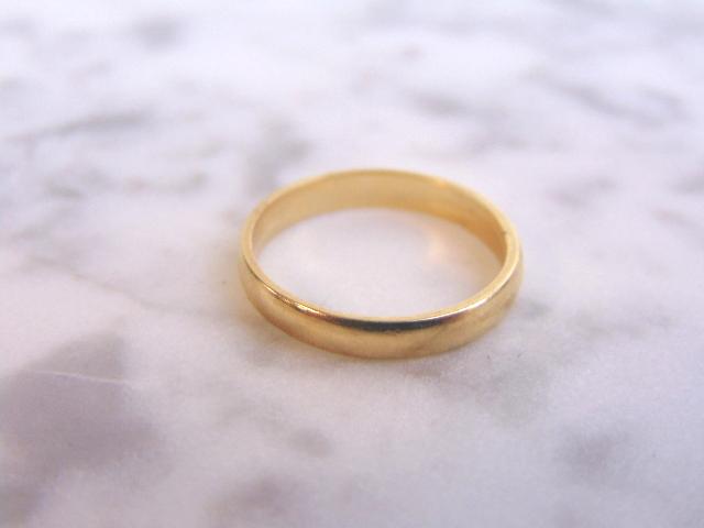Womens Vintage 14K Yellow Gold Wedding Band Ring: A WOMEN'S VINTAGE ESTATE 14K GOLD WEDDING BAND THAT WEIGHS 1.7g. THE RING SIZE IS A 4.25, AND IS 1/8" WIDE. RING IS STAMPED " 14K, F4". ANY QUESTIONS PLEASE DONT HESITATE TO ASK. BE SURE TO CHECK OUT 