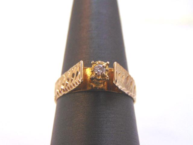 Womens Vintage Estate 10K Yellow Gold Diamond Ring: FOR SALE IS A VINTAGE ESTATE 10K YELLOW GOLD DIAMOND RING , THAT WEIGHS 2.9g. THE RING SIZE IS AN 8.0. THE DIAMOND IS ABOUT .07cts IN SIZE. RING IS NOT MARKED BUT IT HAS BEEN TESTED. ANY QUESTIONS PLE