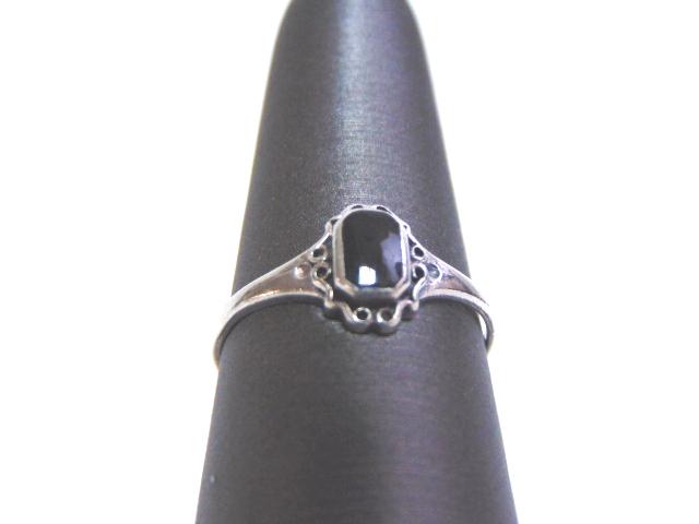 Vintage Estate Sterling Silver Ring w/ Marcasite Stone: FOR SALE IS A VINTAGE ESTATE .925 STERLING SILVER RING WITH WHAT APPEARS TO BE A MARCASITE OR ONYX STONE. THE RING SIZE IS A 7 AND WEIGHS 1.5g. THIS WOULD MAKE A NICE GIFT FOR THAT SOMEONE SPECIAL. AN