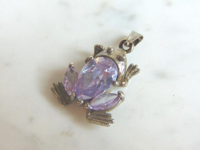 Womens Vintage Estate Sterling Silver Frog Pendant: FOR SALE IS THIS WOMENS VINTAGE ESTATE .925 STERLING SILVER FROG PENDANT. PENDANT HAS A TANZANITE COLORED STONE, NOT SURE IF STONE IS REAL OR MAN MADE. PENDANT WEIGHS 3.7g AND PENDANT MEASURES 1 1/8" 