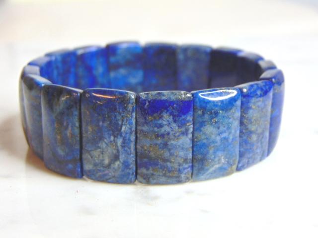 Womens Vintage Estate Lapis Lazuli Bracelet: A WOMENS VINTAGE LAPIS LAZULI BRACELET. NOT SURE IF STONES ARE REAL OR MAN MADE. THE INSIDE CIRCUMFERENCE OF THE BRACELET MEASURES ABOUT 7" LONG BY 3/4" WIDE AND WEIGHS 53.7g. WOULD MAKE A LOVELY GIFT