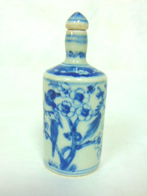VINTAGE CHINESE PORCELAIN CELADON SNUFF BOTTLE (1 of 5)