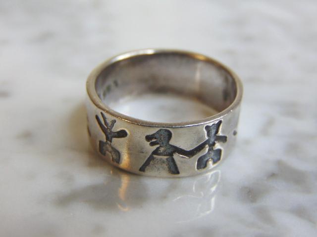 Womens Vintage Sterling Silver Southwestern Style Ring: THIS ITEM IS A LOVELY WOMENS VINTAGE ESTATE .925 STERLING SILVER SOUTHWESTERN STYLE RING. RING SIZE IS AN 8.75, AND WEIGHS 6.0g. THE WIDTH OF THE RING MEASURES 3/8". RING IS STAMPED .925. THIS WOULD M