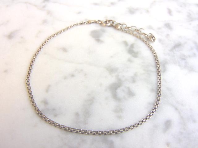 Womens Vintage Sterling Silver Italian Chain Bracelet: THIS ITEM IS A VINTAGE .925 STERLING SILVER CHAIN BRACELET MADE IN ITALY. BRACELET IS 9" IN LENGTH AND WEIGHS 2.6g. THIS WOULD MAKE A LOVELY GIFT. ANY OTHER QUESTIONS PLEASE ASK. BE SURE TO CHECK OUT 
