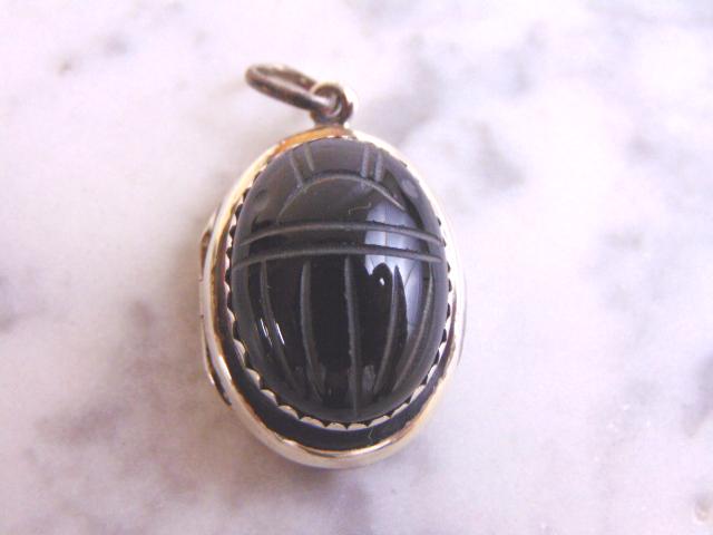 Womens Sterling Silver Bear Paw Black Onyx Locket: FOR SALE IS THIS WONDERFUL VINTAGE ESTATE STERLING SILVER SOUTHWESTERN NATIVE AMERICAN ZUNI LOCKET PENDANT. IN THE CENTER IS A LOVELY BEAR PAW BLACK ONYX STONE. THE PENDANT WEIGHS 9.7g AND MEASURES 1 