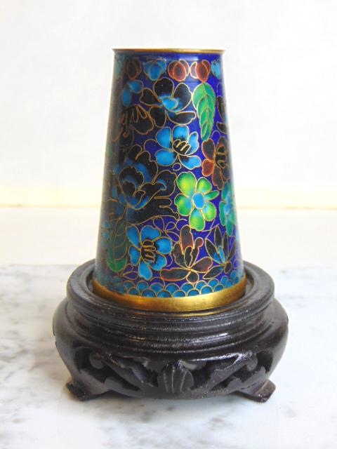 VINTAGE CLOISONNE HAT PIN HOLDER W/ STAND: UP FOR SALE IS THIS NICE DECORATIVE CHINESE CLOISONN HAT PIN HOLDER. PIECE STANDS 2 7/8" TALL. NICE LITTLE DECORATORS PIECE. PIECE WAS TESTED BY U.S. CUSTOMS AND FOUND TOUCHES OF GOLD WITHIN THE PIECE