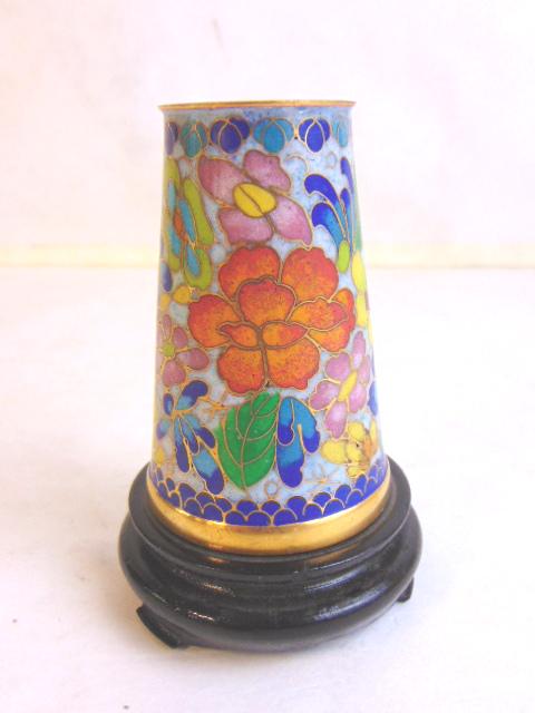 VINTAGE CLOISONNE HAT PIN HOLDER W/ STAND: UP FOR SALE IS THIS NICE DECORATIVE CHINESE CLOISONNE HAT PIN HOLDER. PIECE STANDS 2 7/8Â” TALL. NICE LITTLE DECORATORS PIECE. PIECE WAS TESTED BY U.S. CUSTOMS AND FOUND TOUCHES OF GOLD WITHIN THE