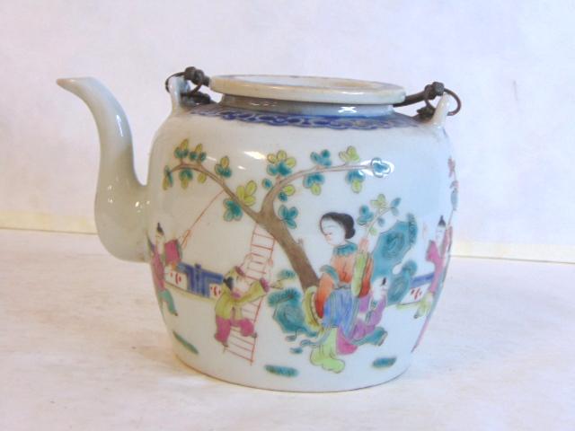 COLLECTIBLE CHINESE PORCELAIN TEAPOT (1 of 7)