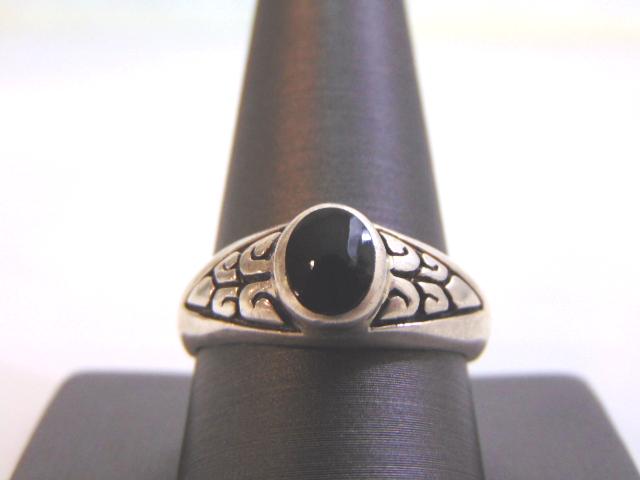 Womens Vintage Estate Sterling Silver Marcasite Ring: FOR SALE IS A VINTAGE ESTATE .925 STERLING SILVER RING WITH WHAT APPEARS TO BE A MARCASITE OR ONYX STONE. THE RING SIZE IS A 11.5, AND WEIGHS 5.3g. THIS WOULD MAKE A NICE GIFT FOR THAT SOMEONE SPECIAL