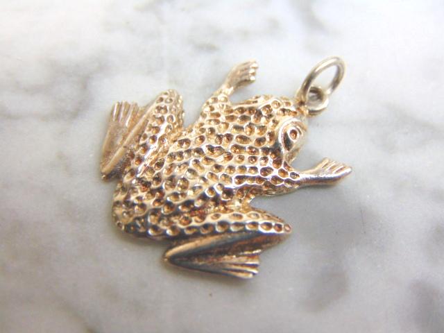 Vintage Estate .925 Sterling Silver Frog Pendant: FOR SALE IS THIS VINTAGE ESTATE STERLING SILVER FROG PENDANT THAT WEIGHS 3.3g. THE PENDANT MEASURES 1 1/8" BY 7/8". MAKES A GREAT GIFT FOR THAT SPECIAL SOMEONE. ANY QUESTIONS, PLEASE DO NOT HESITATE T