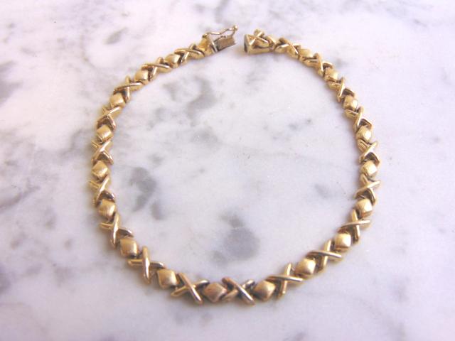 Womens Vintage Estate 14K Yellow Gold Tennis Bracelet: A LOVELY VINTAGE ESTATE 14K GOLD TENNIS BRACELET THAT WEIGHS 7.7g AND MEASURES 8" LONG FROM THE CLASP BY 1/8" WIDE. WOULD MAKE A GREAT GIFT FOR THAT SOMEONE SPECIAL. ANY QUESTIONS PLEASE DONT HESITATE