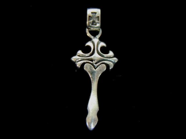 VINTAGE STERLING SILVER GOTHIC CROSS PENDANT: A VINTAGE STERLING SILVER GOTHIC CROSS PENDANT THAT WEIGHS 5.9g, AND MEASURES 1 5/8" LONG BY 5/8" WIDE. SHIPPING AND HANDLING IS $5 WITHIN THE CONTINENTAL U.S., ALL OTHER STATES AND COUNTRIES PLEASE C