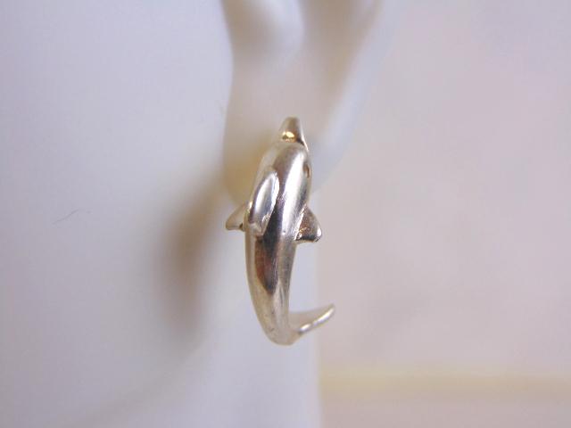 Womens Vintage Estate Sterling Silver Dolphin Earrings: FOR SALE IS THIS PAIR OF VINTAGE ESTATE DOLPHIN EARRINGS. THE EARRINGS WEIGH 3.4g. AND EACH MEASURES 7/8" BY 3/8". ANY QUESTIONS, PLEASE DON'T HESITATE TO ASK. MAKES A NICE GIFT FOR THAT SOMEONE SPECI