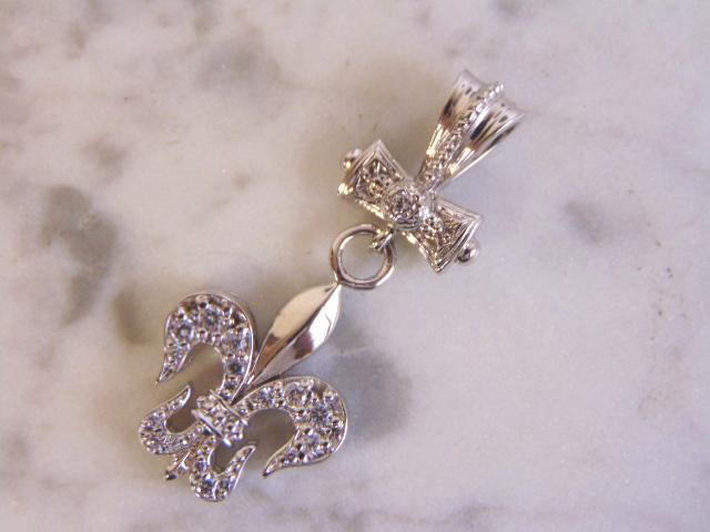 Womens Vintage Sterling Silver Fleur De Lis Pendant (1 of 2)