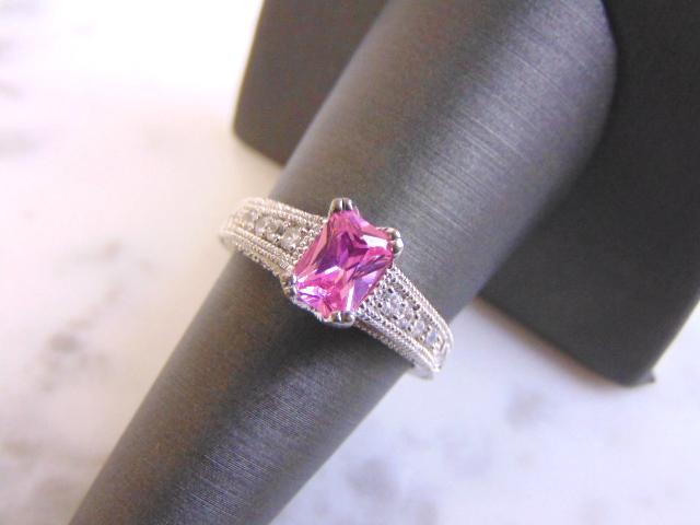 Womens Vintage Estate Sterling Silver Rose Quartz Ring: FOR SALE IS THIS LOVELY VINTAGE STERLING SILVER ROSE QUARTZ RING. NOT SURE IF STONES ARE REAL OR MAN MADE. THE TOTAL WEIGHT IS 4.7g, AND IS A SIZE 7.5. THIS RING WOULD MAKE A GREAT GIFT FOR SOMEONE SP