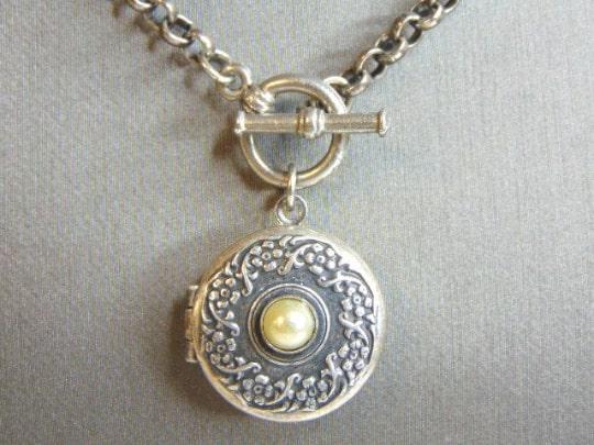Vintage Sterling Silver Necklace w/ Locket Pendant: FOR SALE IS THIS VINTAGE ESTATE .925 STERLING SILVER NECKLACE WITH LOCKET PENDANT. THE PENDANT AND NECKLACE WEIGHS 16.8g AND PENDANT MEASURES 1 1/2" LONG BY 7/8" WIDE. NECKLACE MEASURES 18". MAKES A G