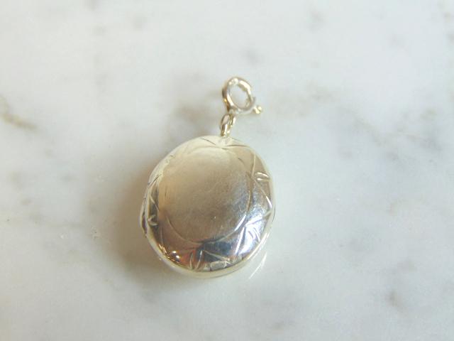 Womens Vintage Estate Sterling Silver Locket Charm: FOR SALE IS A UNIQUE VINTAGE ESTATE WOMEN'S STERLING SILVER LOCKET CHARM . CHARM MEASURES 1 1/8" LONG BY 5/8" WIDE AND WEIGHS 3.0g. MAKES A GREAT GIFT FOR THAT SOMEONE SPECIAL. IF ANY QUESTIONS, PLEAS