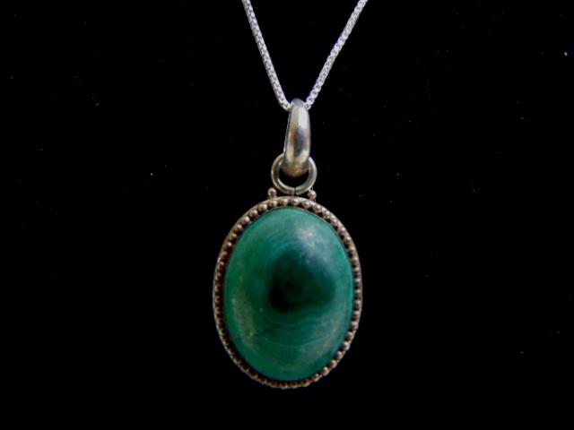 Womens Sterling Silver Necklace w/ Malachite Pendant: A WOMENS VINTAGE ESTATE .925 STERLING SILVER NECKLACE WITH WHAT APPEARS TO BE MAALACHITE, JUST WITHOUT A SHINE. THE NECKLACE WITH THE PENDANT WEIGHS 8.5g. THE NECKLACE MEASURES 15 3/4". THE PENDANT ME
