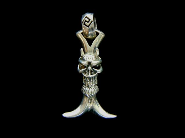 Vintage Estate Sterling Silver Gothic Skull Pendant: FOR SALE IS THIS LOVELY VINTAGE .925 STERLING SILVER GOTHIC SKULL PENDANT. THE TOTAL WEIGHT OF THE PENDANT IS 14.5g. THE PENDANT MEASURES 1 3/4" LONG BY 7/8" WIDE. MAKES A GREAT GIFT FOR THAT SPECIAL 