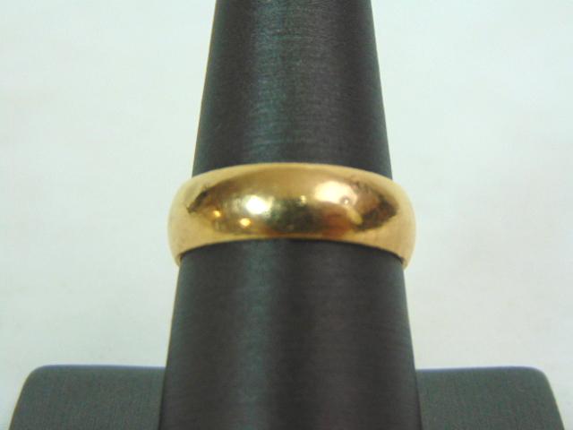 Vintage Estate 14K Yellow Gold Wedding Ring: FOR SALE IS THIS VINTAGE ESTATE 14K YELLOW GOLD WEDDING RING. THE RING IS A SIZE 8.5 AND WEIGHS 4.9g. THE RING MAKES A LOVELY GIFT FOR THAT SOMEONE SPECIAL. ANY OTHER QUESTIONS, PLEASE ASK. BE SURE TO