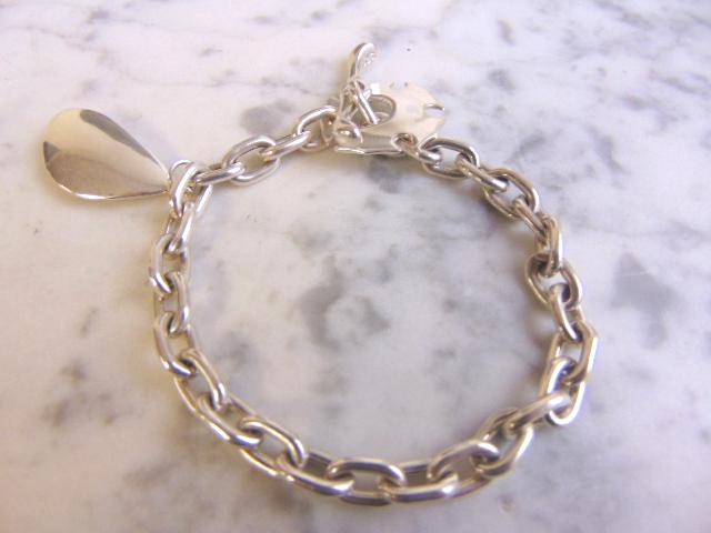 Womens Robert Lee Morris Sterling Silver Charm Bracelet: A LOVELY VINTAGE ROBERT LEE MORRIS STERLING SILVER CHARM BRACELET THAT WEIGHS 39.4g. THE BRACELET MEASURES 8 3/4" LONG AND 1/4" WIDE. KEEP IN MIND IT IS AN ESTATE PIECE SO IT MAY HAVE SOME BLEMISHES A