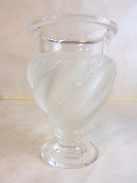 VINTAGE COLLECTIBLE CRYSTAL LALIQUE VASE (1 of 4)