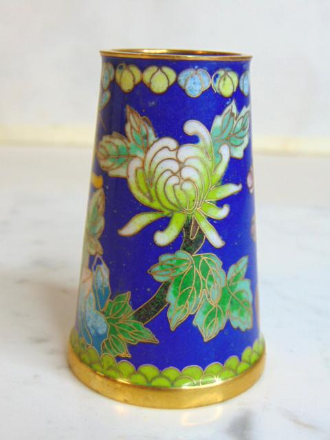 VINTAGE CHINESE CLOISONNE BUD VASE: UP FOR SALE IS THIS NICE DECORATIVE CHINESE CLOISONNE BUD VASE . PIECE STANDS 2 7/8” TALL. NICE LITTLE DECORATORS PIECE. PIECE WAS TESTED BY U.S. CUSTOMS AND FOUND TOUCHES OF GOLD WITHIN THE PIECE.