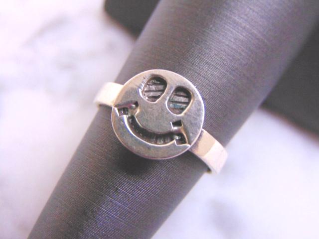 Women's Vintage Estate Sterling Silver Smiley Face Ring: FOR SALE IS THIS VINTAGE ESTATE STERLING SILVER SMILEY FACE RING. THE RING IS A SIZE 6.5 AND WEIGHS 3.4g. THIS MAKES A WONDERFUL GIFT FOR THAT SOMEONE SPECIAL. ANY OTHER QUESTIONS, PLEASE ASK. BE SURE