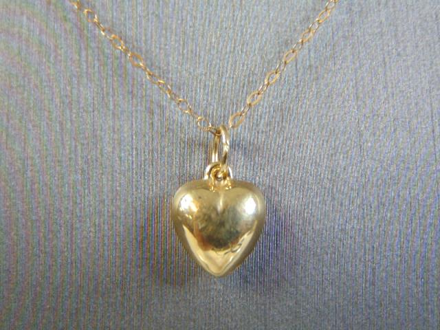 Womens 14K Yellow Gold Necklace W/ Heart Pendant: A VINTAGE ESTATE WOMEN'S 14K GOLD NECKLACE WITH HEART PENDANT. THE NECKLACE MEASURES 18" LONG AND THE PENDANT MEASURES 5/8" BY 3/8", AND TOGETHER THEY WEIGH WITH PENDANT 1.1g. THIS IS A LOVELY GIFT FO