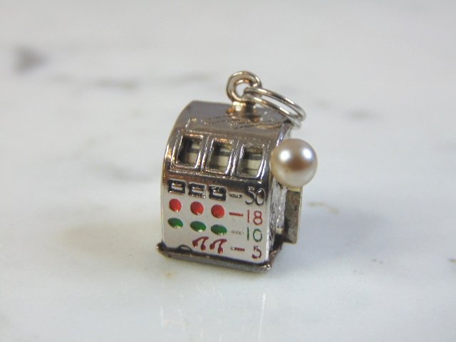 Womens Vintage Sterling Silver Slot Machine Charm: FOR SALE IS THIS WOMENS VINTAGE ESTATE STERLING SILVER SLOT MACHINE CHARM. CHARM WEIGHS 5.2g AND CHARM MEASURES 7/8" LONG BY 5/8" WIDE. MAKES A GREAT GIFT FOR THAT SOMEONE SPECIAL. IF ANY QUESTIONS, P
