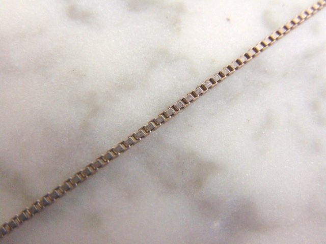 Vintage Sterling Silver Chain Bracelet Made in Italy: THIS ITEM IS A LOVELY VINTAGE STERLING SILVER CHAIN BRACELET MADE IN ITALY. THE BRACELET MEASURES 9 1/4" LONG INCLUDING THE CLASP AND 1/16" WIDE. IT WEIGHS 1.4g. THIS WOULD MAKE A LOVELY GIFT FOR SOME
