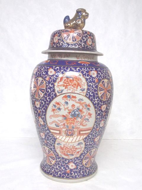 VERY FINE HAND PAINTED CHINESE IMARI STYLE TEMPLE JAR (1 of 5)