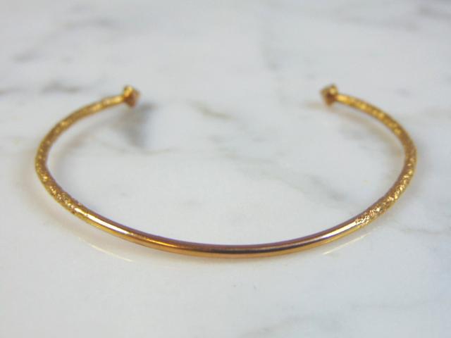 Womens Vintage Estate 10K Yellow Gold Cuff Bracelet: FOR SALE IS A WOMEN'S VINTAGE ESTATE 10K YELLOW GOLD CUFF BRACELET. THE INSIDE CIRCUMFERENCE OF THE BRACELET MEASURES ABOUT 4 5/8" AND ABOUT 1/8" WIDE. BRACELET WEIGHS 3g. THIS WOULD MAKE A LOVELY GIF