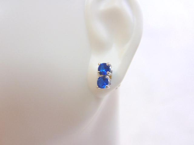 Pr of Womens 14K White Gold Sapphire Stick Earrings: A PAIR OF 14K WHITE GOLD SAPPHIRE EARRINGS THAT WEIGH 0.8g, AND MEASURE 1/4" LONG BY 1/8" WIDE. NOT SURE IF THE SAPPHIRES ARE REAL OR MANMADE. HOWEVER MY BEST EDUCATED GUESS IS THAT THE SAPPHIRES ARE