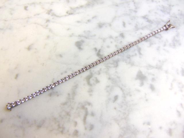 Womens Vintage Sterling Silver CZ Tennis Bracelet: A WOMENS VINTAGE ESTATE STERLING SILVER TENNIS BRACELET WITH CZ STONES. BRACELET IS 7 1/4" LONG BY 1/8" WIDE, AND WEIGHS 11.5g. THIS WOULD MAKE A LOVELY GIFT FOR THAT SPECIAL SOMEONE. ANY OTHER QUESTI