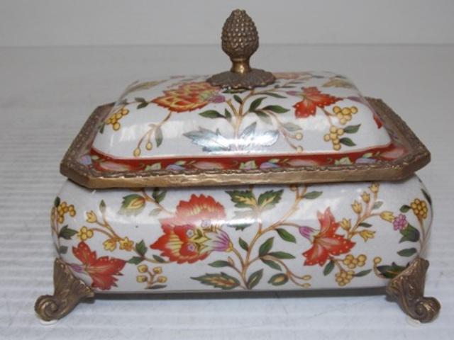 DECORATIVE VICTORIAN STYLE PORCELAIN BRONZE VANITY BOX (1 of 4)
