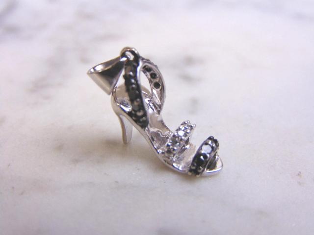 10K White Gold Black Diamond High Heel Shoe Pendant: A WOMENS VINTAGE ESTATE 10K WHITE GOLD HIGH HEEL SHOE PENDANT WITH WHITE & BLACK DIAMONDS. PENDANT WEIGHS 2.3g, AND MEASURES 1/2" BY 5/8". THERE ARE ABOUT .17cts OF DIAMONDS. WOULD MAKE A LOVELY GIFT