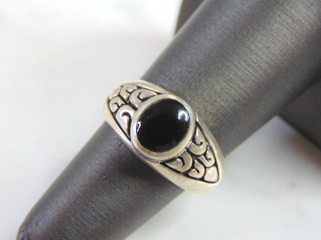 Womens Vintage Estate Sterling Silver Marcasite Ring: FOR SALE IS A VINTAGE ESTATE .925 STERLING SILVER RING WITH WHAT APPEARS TO BE A MARCASITE OR ONYX STONE. THE RING SIZE IS A 11.5, AND WEIGHS 5.3g. THIS WOULD MAKE A NICE GIFT FOR THAT SOMEONE SPECIAL