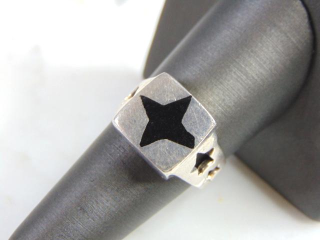 Vintage Estate Sterling Silver Star Ring: FOR SALE IS A VINTAGE ESTATE .925 STERLING SILVER RING WITH WHAT APPEARS TO BE A STAR SHAPED MARCASITE OR ONYX STONE. THE RING SIZE IS A 7.25, AND WEIGHS 6.4g. THIS WOULD MAKE A NICE GIFT FOR THAT SOM
