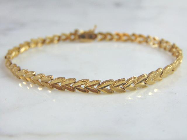 Womens Vintage Estate 14K Yellow Gold Bracelet: FOR SALE IS A WOMEN'S VINTAGE ESTATE 14K YELLOW GOLD CHAIN BRACELET. THE BRACELET MEASURES 7 1/4" LONG FROM THE CLASP AND ABOUT 1/8" WIDE. BRACELET WEIGHS 4.8g. THIS WOULD MAKE A LOVELY GIFT AND IS A