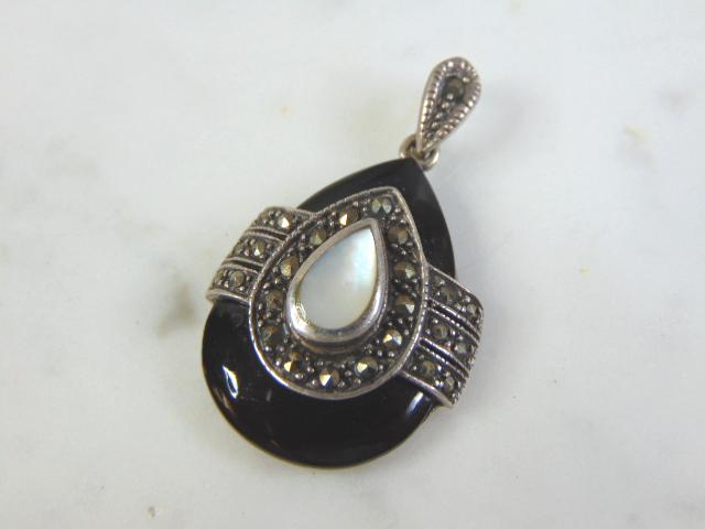 Womens Vintage Estate Sterling Silver Marcasite Pendant: A VINTAGE ESTATE WOMENS .925 STERLING SILVER MARCASITE PENDANT WITH WHAT LOOKS LIKE EITHER MOTHER OF PEARL. THE PENDANT MEASURES 1 3/8" LONG BY 3/4" WIDE AND WEIGHS 6.5g. THIS WOULD MAKE A LOVELY GIFT