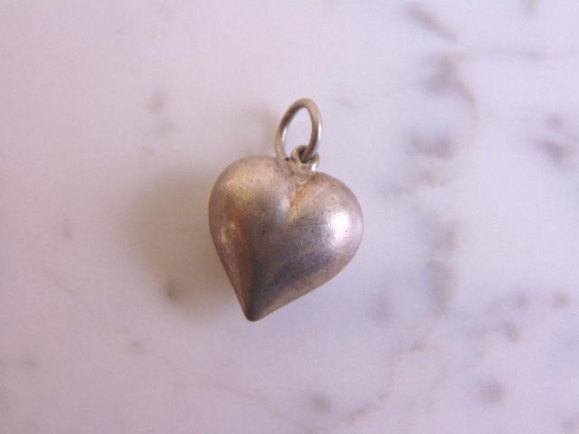 Womens Vintage Estate Sterling Silver Heart Pendant: FOR SALE IS THIS VINTAGE ESTATE STERLING SILVER HEART PENDANT. THE PENDANT WEIGHS 1.6g AND MEASURES 7/8" LONG BY 5/8" WIDE. MAKES A GREAT GIFT FOR THAT SOMEONE SPECIAL. IF ANY QUESTIONS, PLEASE ASK. B