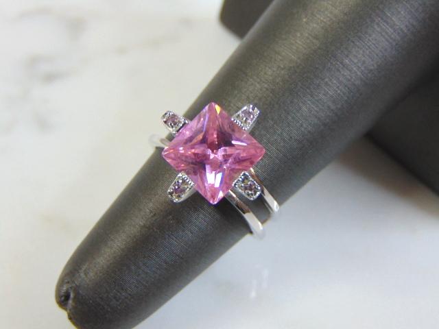 Womens Vintage Estate Sterling Silver Rose Quartz Ring: FOR SALE IS THIS LOVELY VINTAGE STERLING SILVER ROSE QUARTZ RING. NOT SURE IF STONES ARE REAL OR MAN MADE. THE TOTAL WEIGHT IS 3.9g, AND IS A SIZE 9. THIS RING WOULD MAKE A GREAT GIFT FOR SOMEONE SPEC