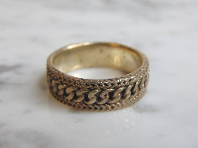 Mens Vintage Estate Sterling Silver Wedding Band Ring: FOR SALE IS THIS WONDERFUL MENS VINTAGE ESTATE STERLING SILVER RING. THE RING WEIGHS 8.1g, AND IS A SIZE 11. ANY QUESTIONS PLEASE DO NOT HESITATE TO ASK. BE SURE TO CHECK OUT SOME OF MY OTHER GREAT IT