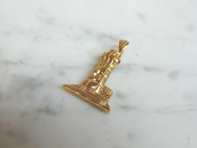 Vintage Estate 14K Yellow Gold Light House Pendant: FOR SALE IS THIS LOVELY VINTAGE ESTATE 14K YELLOW GOLD LIGHT HOUSE PENDANT. THE PENDANT WEIGHS 1.2g AND MEASURES 7/8" LONG BY 1/2" WIDE. MAKES A GREAT GIFT FOR THAT SOMEONE SPECIAL. IF ANY QUESTIONS,